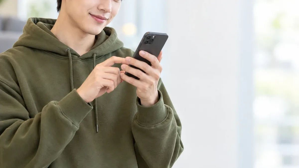 콘텐츠이용료현금화 휴대폰과 체크 표시 메모지 24시 바로